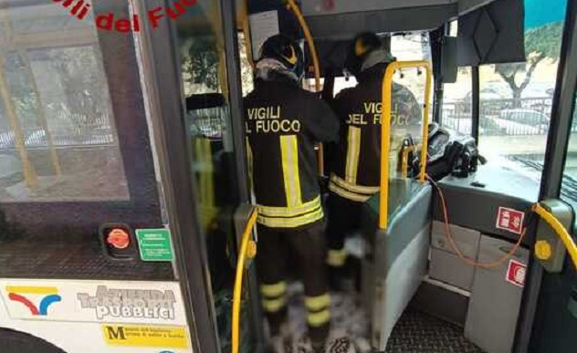Principio d'incendio su un bus a Sassari, illesi i passeggeri