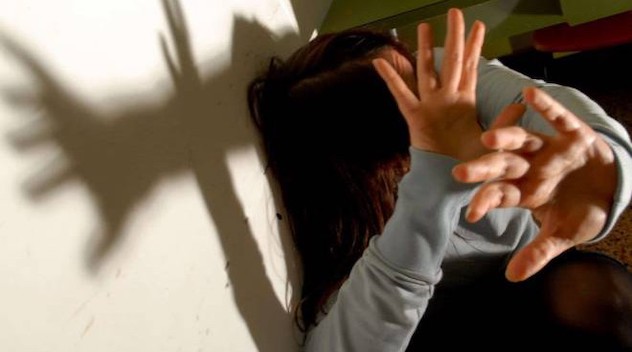 Milano: stuprò donna davanti a figlia, condanna ridotta in appello a 4 anni e 4 mesi