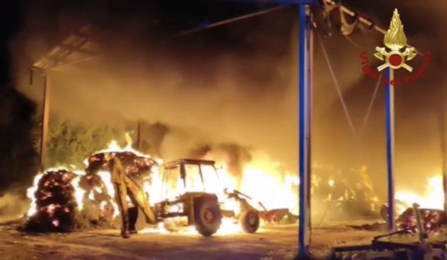 Notte di fuoco a San Giovanni Suergiu: in fiamme fienile e mezzi agricoli di un agriturismo. IL VIDEO