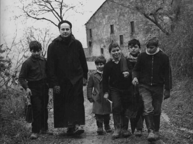 Don Lorenzo Milani, 100 anni fa nasceva il sacerdote della Scuola di Barbiana