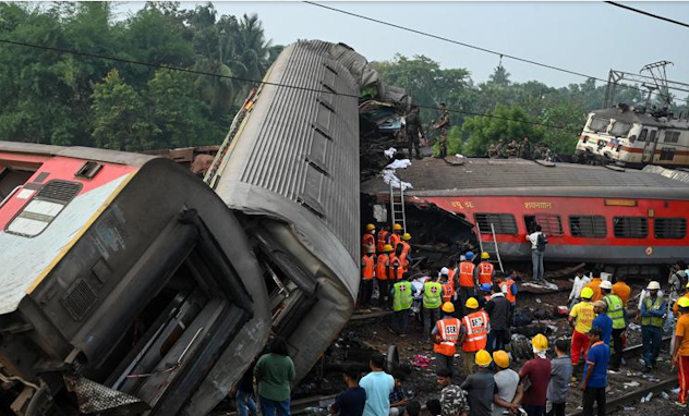 Scontro tra treni in India, 288 morti e oltre 900 feriti