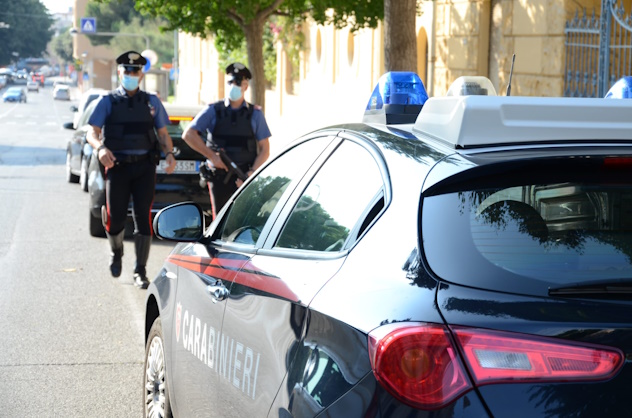 Cagliari, danneggia distributore automatico con un tubo di ferro: arrestato 41enne