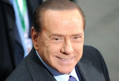 L'addio a Silvio Berlusconi, folla ad Arcore. Domani funerali di Stato al Duomo