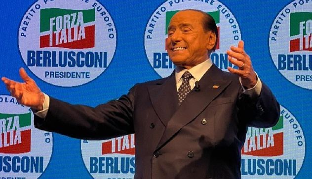 Berlusconi, il Comune di Roscigno gli intitola i giardini