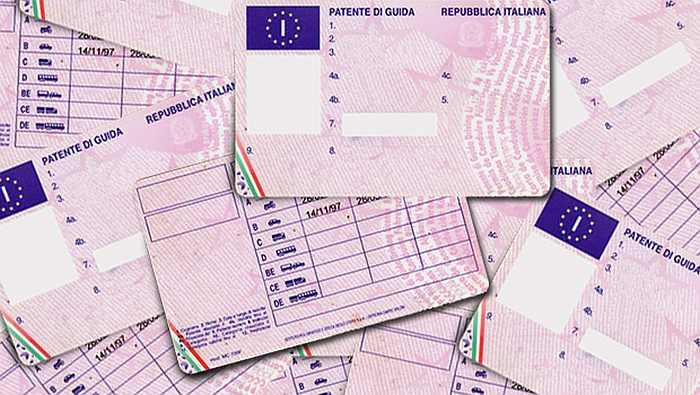 Cagliari. All’esame della patente con “suggeritore” esterno, denunciato