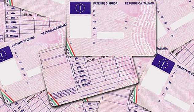 Cagliari. All’esame della patente con “suggeritore” esterno, denunciato
