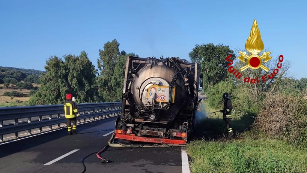 Autospurgo in fiamme sulla SS 131, rallentamenti nel Nuorese 
