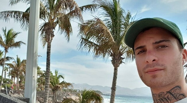 Giovane italiano muore in spiaggia a Tenerife, ma il padre lo scopre solo dopo una settimana