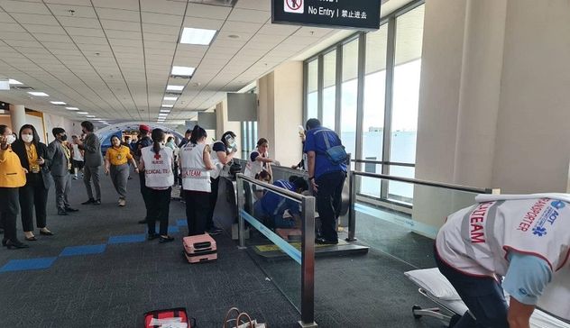 Bangkok, tragedia in aeroporto: incastrata nel tapis roulant, donna perde una gamba
