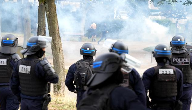 Francia, scontri e arresti per il 17enne ucciso a Nanterre