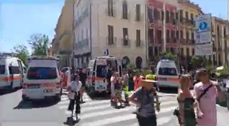 Terrore a Cagliari, furgone travolge tavolini e clienti: ci sono dei feriti