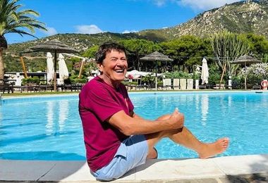 Gianni Morandi, vacanze in Sardegna: sorrisi e relax a Villasimius