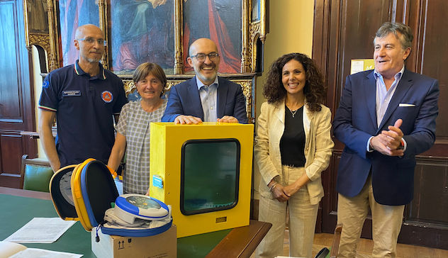Cagliari. Consegnati 32 nuovi defibrillatori a scuole e chioschi del Poetto