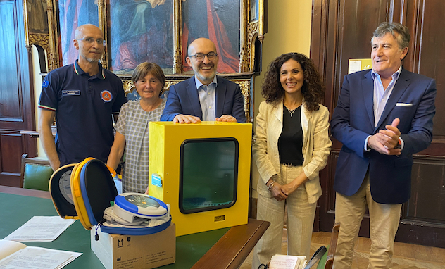 Cagliari. Consegnati 32 nuovi defibrillatori a scuole e chioschi del Poetto