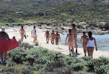 Nudi in spiaggia in Sardegna: “Il nudismo è libertà da barriere e pregiudizi” L’intervista
