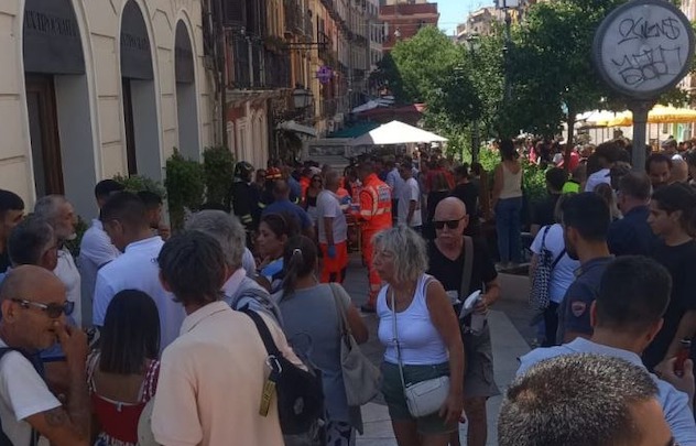 Furgone su tavolini a Cagliari, i feriti sono turisti 