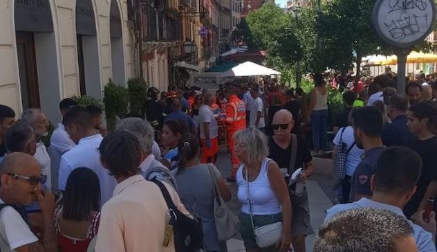 Furgone su tavolini a Cagliari, i feriti sono turisti 