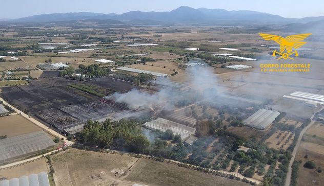 Sardegna a fuoco: 13 incendi, intervengono i mezzi aerei del Corpo forestale