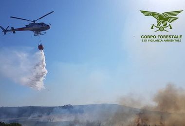 In corso un incendio a Decimoputzu: intervento del Corpo forestale con supporto di un elicottero 