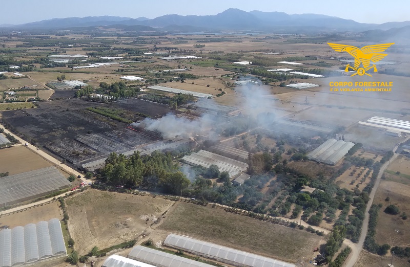 Sardegna a fuoco: 13 incendi, intervengono i mezzi aerei del Corpo forestale