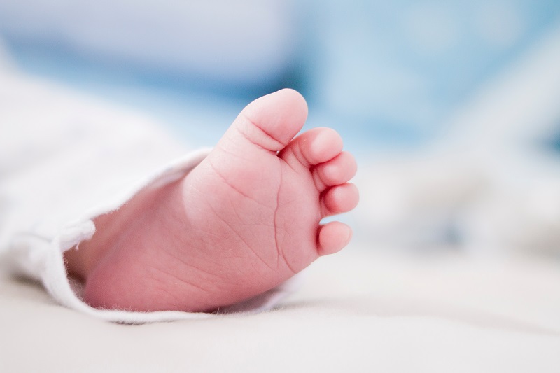 Capello si annoda al dito del piede, paura per una bimba di 9 mesi che finisce in ospedale