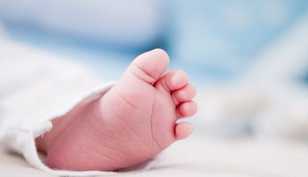 Capello si annoda al dito del piede, paura per una bimba di 9 mesi che finisce in ospedale