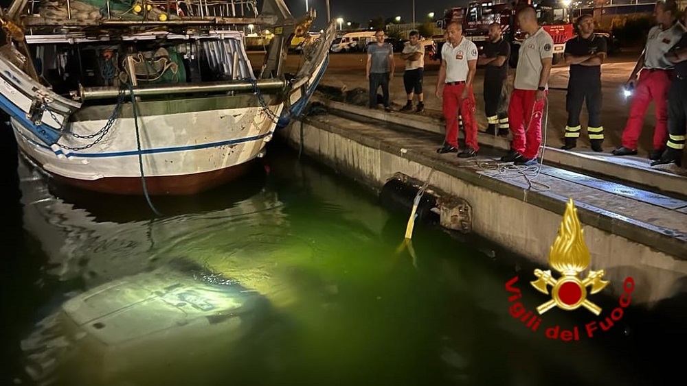 Bizzarro incidente a Cagliari: furgone fa un tuffo nelle acque del porto