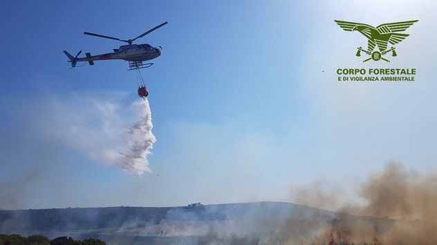 Oggi 19 incendi in Sardegna, elicottero in azione ad Ales