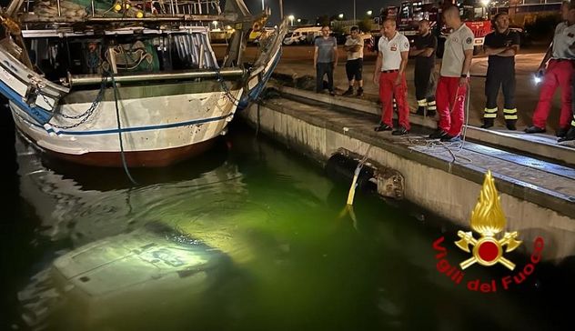 Bizzarro incidente a Cagliari: furgone fa un tuffo nelle acque del porto