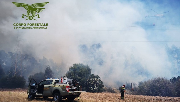 Incendio a Perfugas, interviene l'elicottero del Corpo forestale
