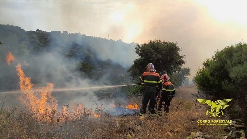 Vasto incendio a Serri: intervengono elicotteri, Canadair e il Superpuma