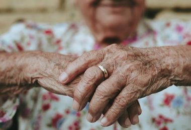 Estate: anziani a rischio isolamento, 6 consigli contro il 'mal d'agosto'