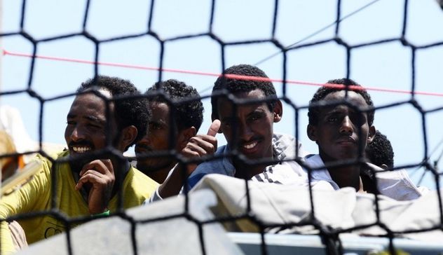 Migranti: 177 partiti dall'hotspot di Lampedusa per Olbia 
