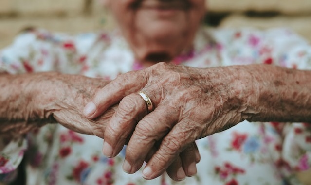 Estate: anziani a rischio isolamento, 6 consigli contro il 'mal d'agosto'