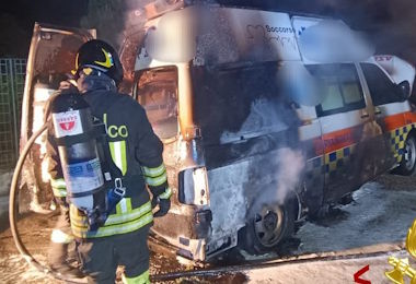 Ambulanza va a fuoco nella notte: paura a Sassari