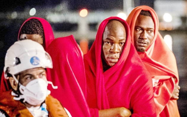 Migranti: ancora aggrappati su uno scoglio i 20 sbarcati a Lampedusa, bloccati per il maltempo