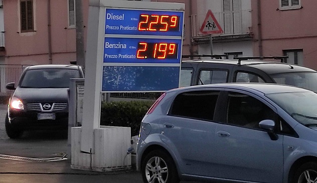 Gdf: intensificati i controlli sulla trasparenza dei prezzi dei carburanti: 240 irregolarità riscontrate