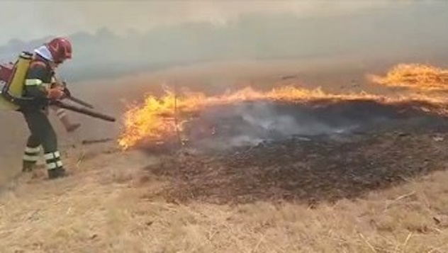 Incendio a Dolianova: elicottero al lavoro