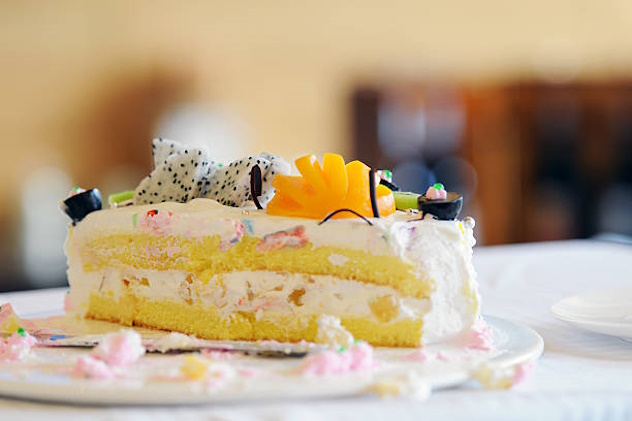 Venti euro in più per tagliare la torta: “Uno per ogni invitato, anche per chi non l'ha mangiata”