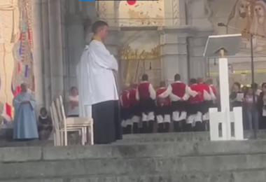 Il Coro di Usini intona l'Ave Maria in sardo nella grotta di Lourdes