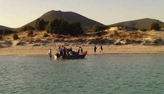 Migranti sbarcano tra i turisti in una spiaggia di Sant’Antioco