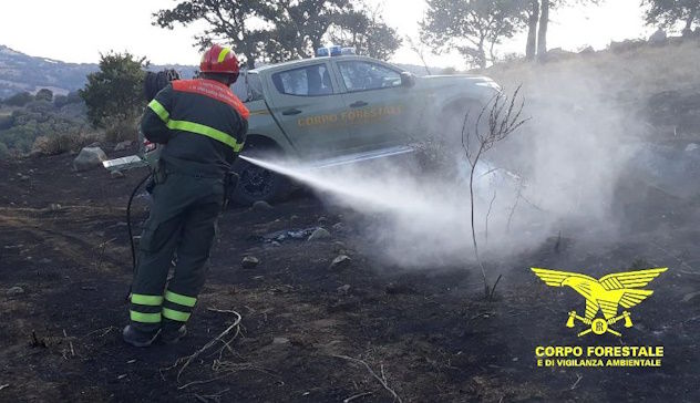 Oggi in Sardegna 8 incendi: elicottero in azione a Villaperuccio