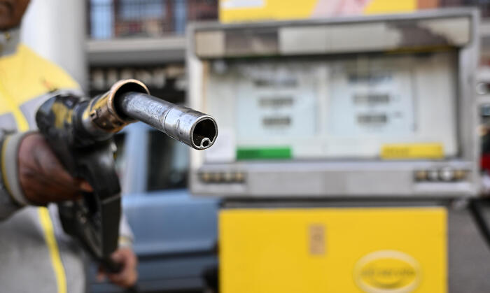 Carburanti, nuovo rialzo dei prezzi oggi per benzina e diesel