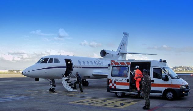 Neonata trasferita in gravissime condizioni da Alghero a Genova con un Falcon 50