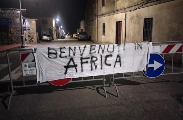 Migranti in tende a Villanovaforru, compare striscione: “Benvenuti in Africa”