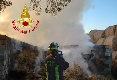 Incendio in un fienile a Budoni: rotoballe in fiamme