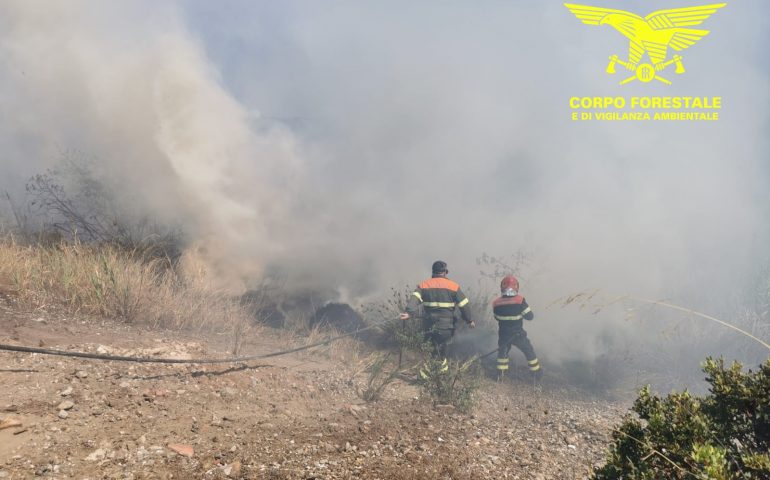 Le fiamme devastano le campagne di Burcei, in azione canadair ed elicotteri