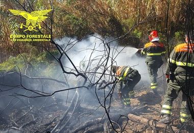 Domenica da 18 incendi in Sardegna: elicottero in azione a Elini
