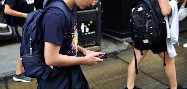 Troppo smartphone aumenta rischi pubertà precoce nei maschi, studio