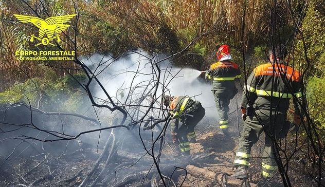 Domenica da 18 incendi in Sardegna: elicottero in azione a Elini